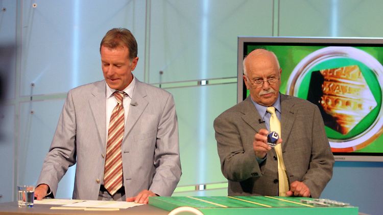 Hermann Selbherr (r.) war das Gesicht der DFB-Pokalauslosung. Hier mit Moderator Wolf Dieter Poschmann bei der Auslosung zum DFB-Pokal  2003/2004.