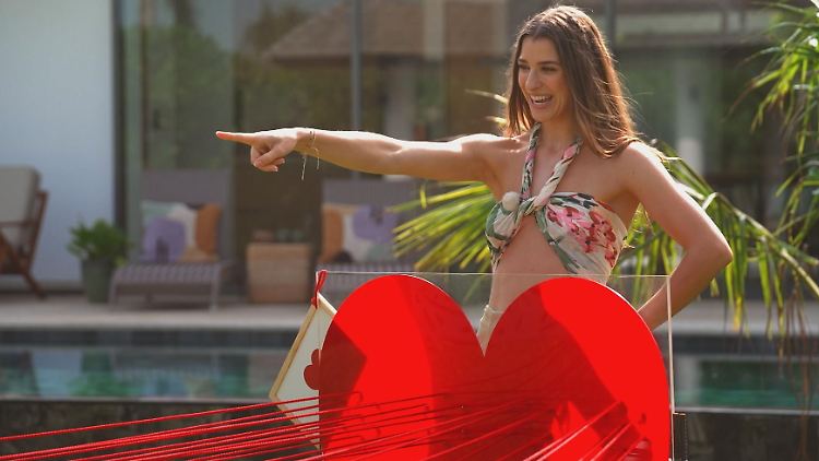 "Bachelorette" Stella lässt sich die Laune nicht verderben - auch wenn es in der Villa mal Streit gibt. 