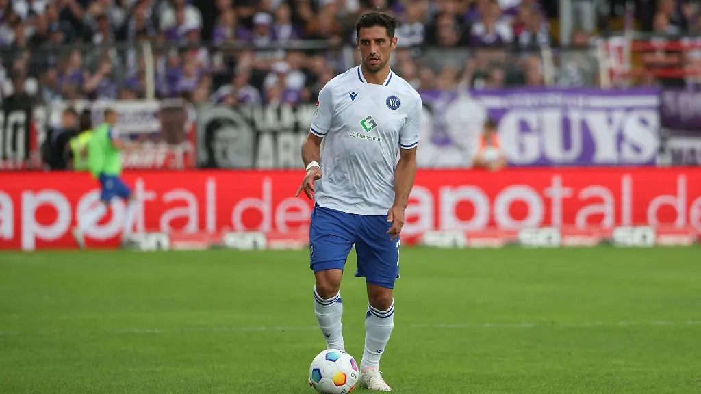Karlsruhes-Lars-Stindl-fuehrt-den-Ball