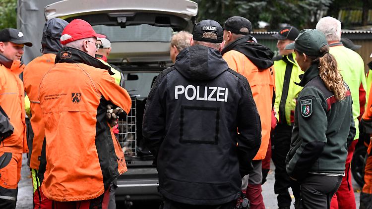 Die Ermittler rodeten eine Fläche in Solingen auf der Suche nach dem Handy des Täters.