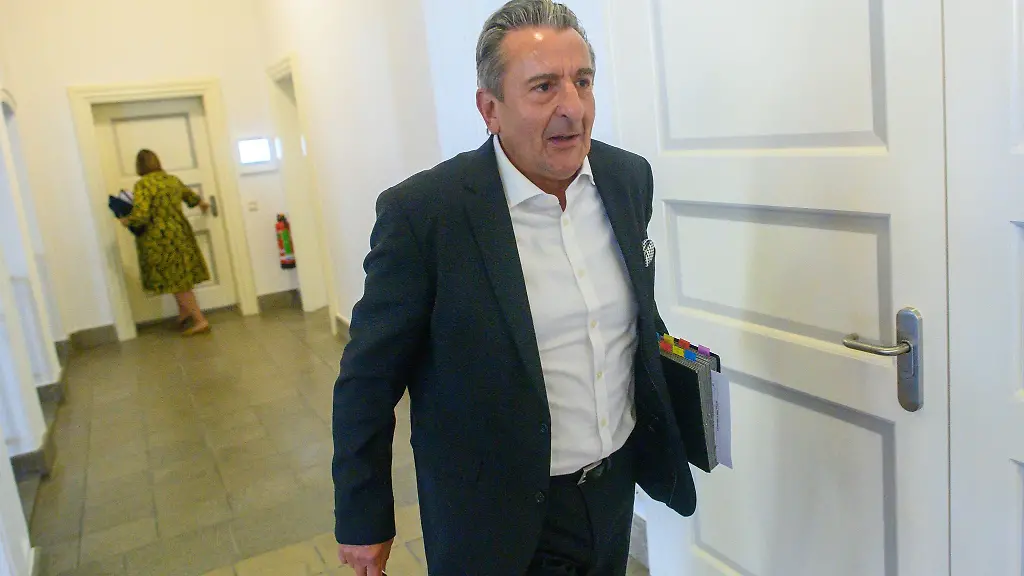 Gunnar-Schellenberger-CDU-Praesident-des-Landtages-von-Sachsen-Anhalt-geht-zu-einem-Termin