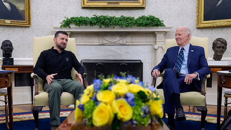 US-Präsident Joe Biden sichert Wolodymyr Selenskyj die volle Unterstützung der USA zu.