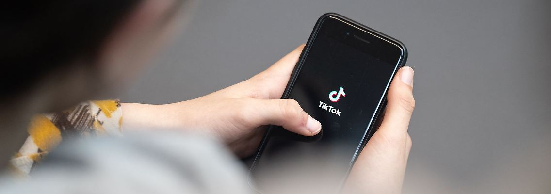 Bisher darf Bayerns Landeszentrale für politische Bildung nicht auf TikTok gegen FAke News vorgehen - das muss sich aber ändern, findet zumindest die CSU. (Symbolbild)