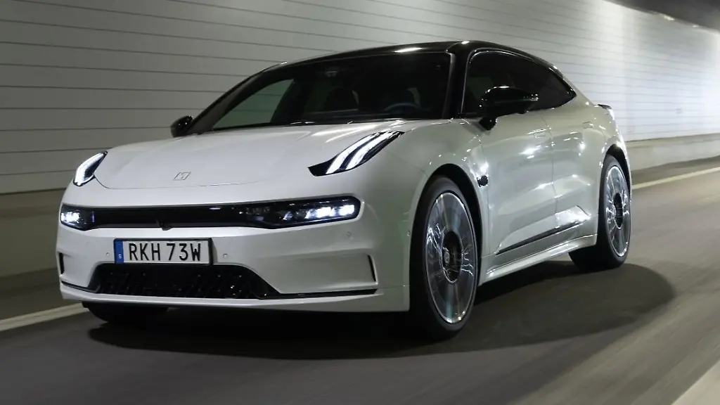 Frontdesign-Der-Tester-fuehlt-sich-bei-Details-an-Produkte-eines-deutschen-Sportwagenherstellers-erinnert