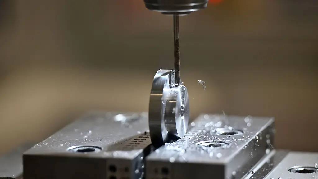 Ein-Bohrer-dreht-sich-ins-Metall-an-der-Fraesmaschine-in-einer-Halle-der-Viega-GmbH