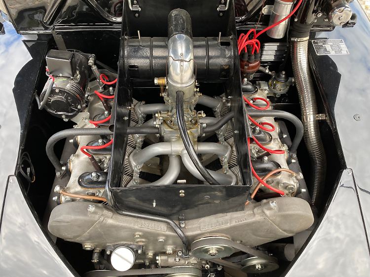 Natürlich macht der große V8 im Kofferraum den Tatra hecklastig. Aber Kurvenakrobatik möchte man hier sowieso nicht betreiben.