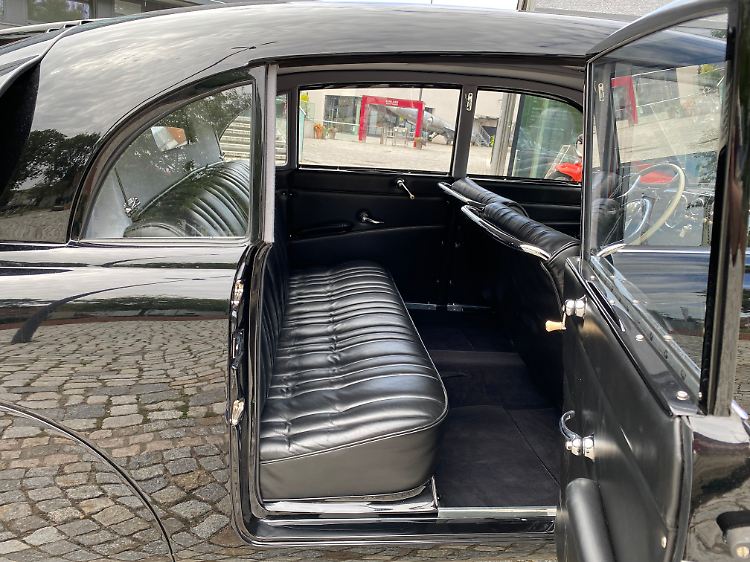 So viel Platz in der zweiten Reihe! Klar, dank Heckmotor entfällt der Kardantunnel, was Luft schafft.
