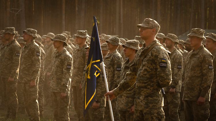 Neu rekrutierte Soldaten nehmen an einer Zeremonie teil, mit der sie den Abschluss ihrer Ausbildung auf einem Militärstützpunkt in der Nähe von Kiew feiern.