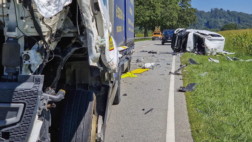 Truemmerteile-liegen-nach-dem-Unfall-auf-der-Strasse