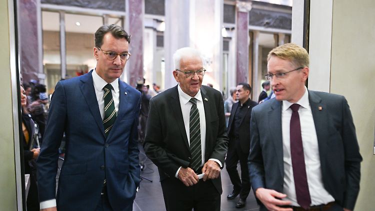 Die Ministerpräsidenten von Nordrhein-Westfalen, Baden-Württemberg und Schleswig, Wüst, Kretschmann und Günther (v.l.) verbünden sich im Bundesrat.