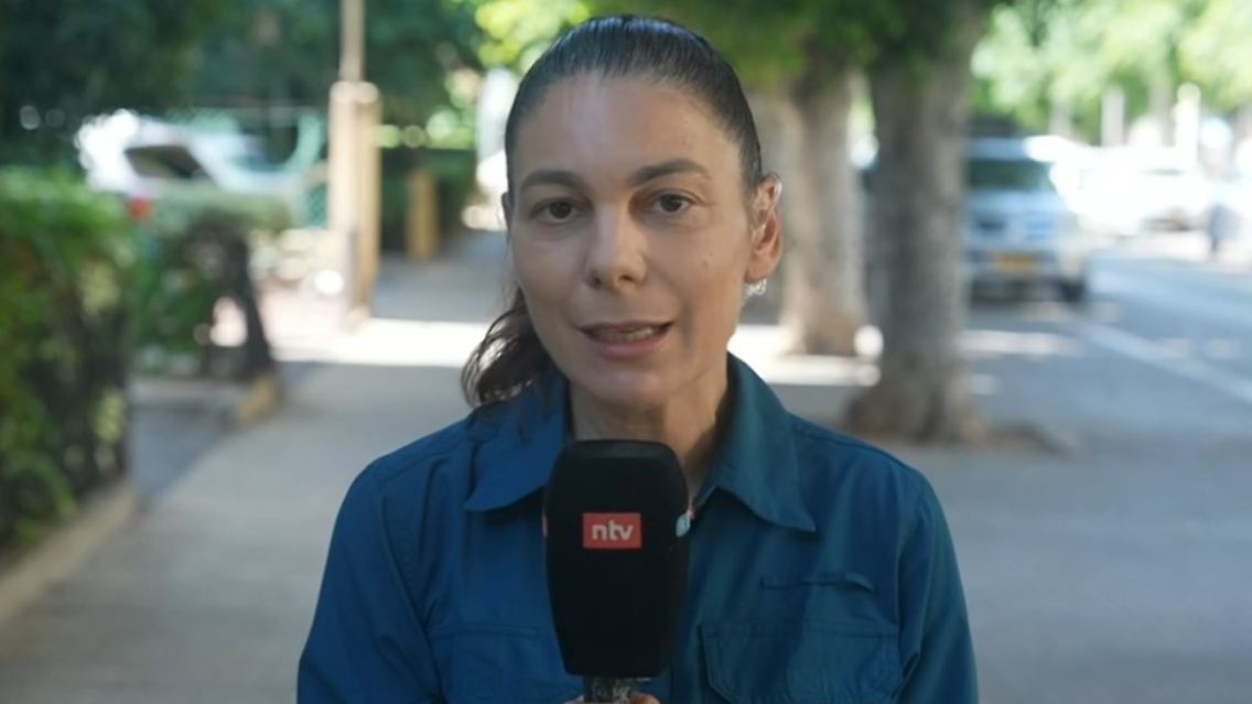 Raschel Blufarb.jpg