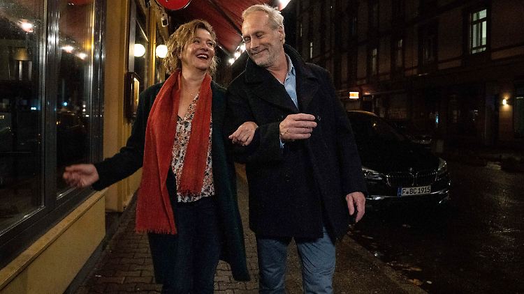 Kommen sich am Ende endlich näher: Janneke (Margarita Broich) und Brix (Wolfram Koch).