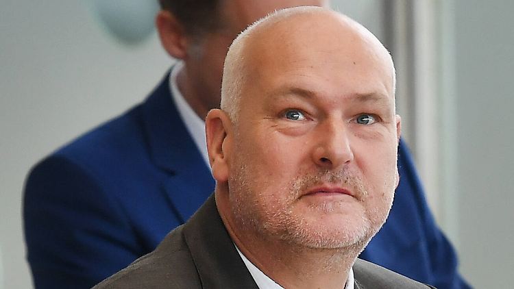 Dornau lässt auf der Landtagsseite angeben, Technischer Direktor der Zwiebel-Plantage zu sein.