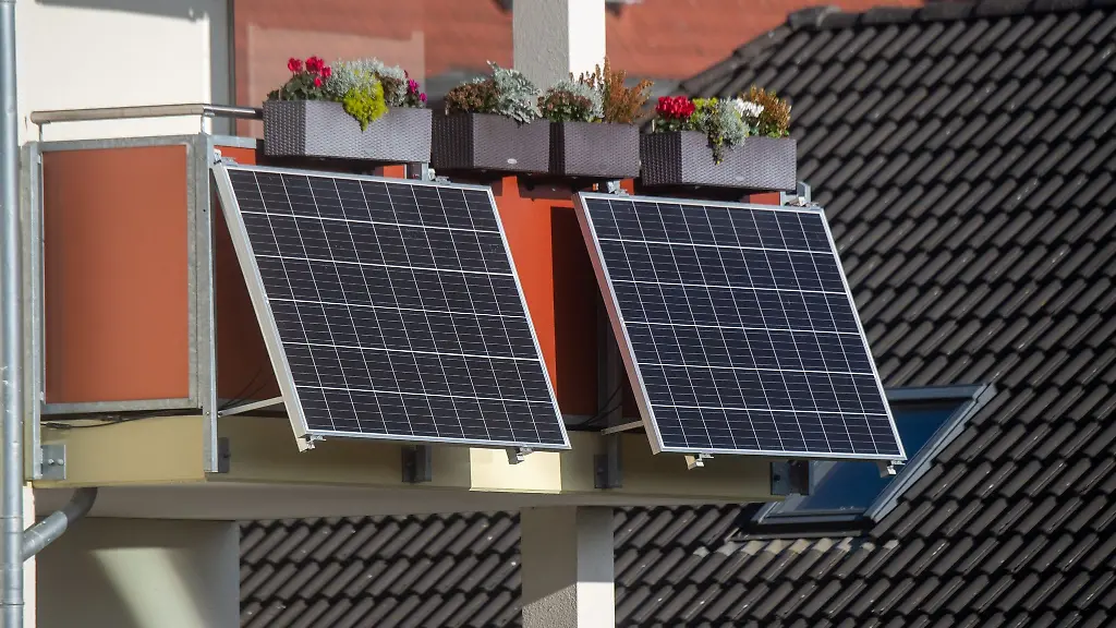 Solarmodule-fuer-ein-sogenanntes-Balkonkraftwerk-haengen-an-einem-Balkon