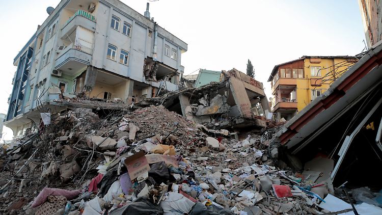 Im Februar 2023 wurden Gebäude in Adana zerstört, obwohl die Stadt 200 Kilometer vom Epizentrum des Erdbebens entfernt lag. 