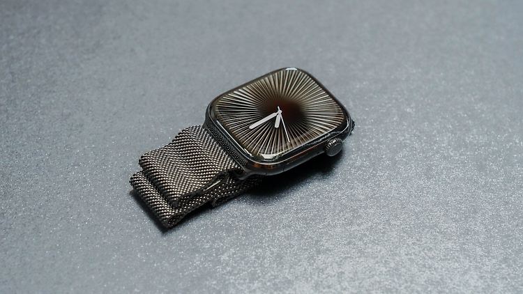 Die Apple Watch 10 Titan mit dem neuen Zifferblatt "Reflexionen"