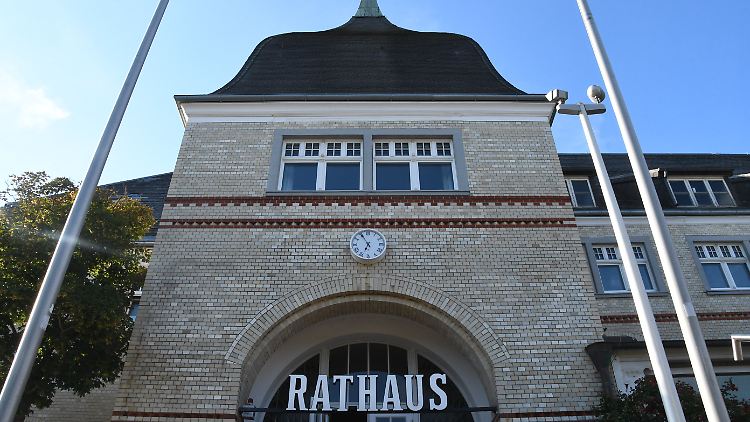 Bald könnte ein neuer Bürgermeister oder Bürgermeisterin im Sylter Rathaus sitzen. 