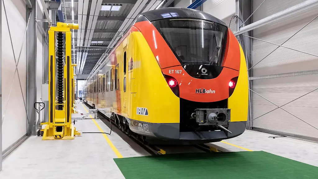 Ein-elektrischer-Niederflurtriebzug-der-Hessischen-Landesbahn-HLB-steht-in-einer-Werkstatt