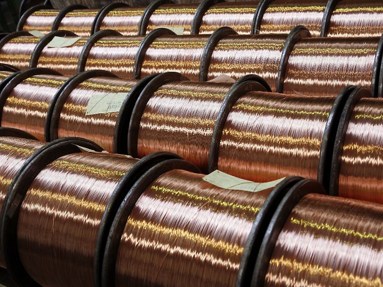 Rollen mit Kupferdraht in einem metallverarbeitenden Betrieb in Dillenburg (Hessen).