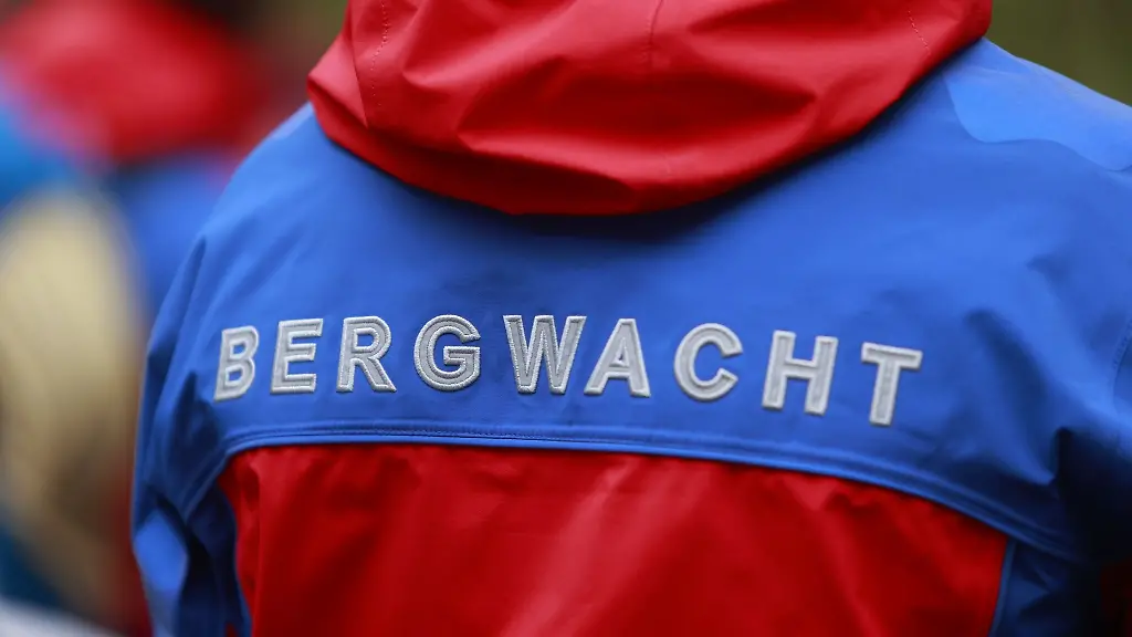 Der-Schriftzug-Bergwacht-steht-auf-der-Einsatzkleidung-eines-Bergwachtmitgliedes
