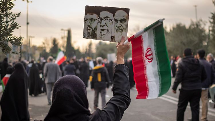 Wie hier bei einer Beerdigung im Iran wird Hassan Nasrallah (l.) in einer Reihe mit Ajatollah Ali Chamenei (Mitte) und dem Gründer der Islamischen Republik Ajatollah Ruhollah Chomeini (r.) gesehen.