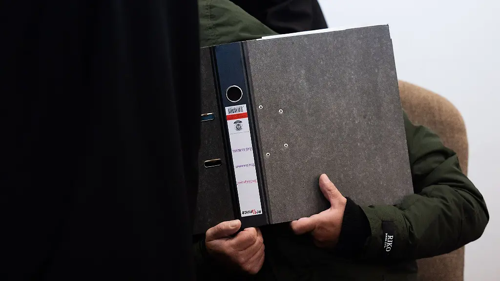 Der-Angeklagte-kommt-in-den-Gerichtssaal-des-Landgerichts