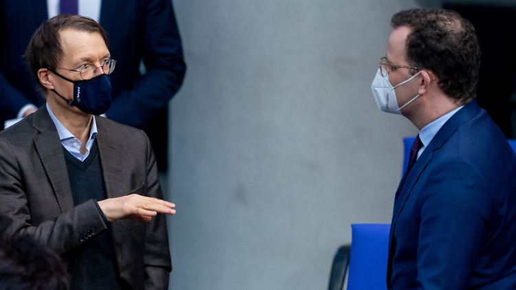 Die Gesundheitsminister Spahn (r.) und sein Nachfolger Lauterbach prägten die Maßnahmen in der Corona-Pandemie besonders. 