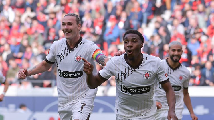 Jackson Irvine (l.) kann Torschütze Oladapo Afolayan kaum aufhalten.