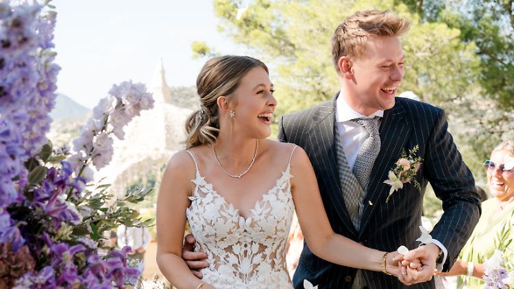 Seit Sommer 2023 waren sie verlobt, nun haben sie geheiratet: Gina Schumacher und Iain Bethke.