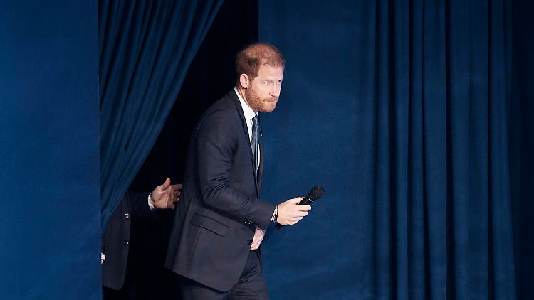 Steht zuletzt wieder öfter allein auf der Bühne: Prinz Harry verreist ohne seine Frau Meghan. 