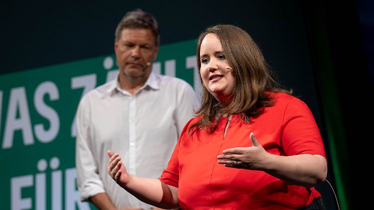 Habeck will zwar Kanzler werden, aber mit ihrem Rückzug habe er nichts zu tun, erklärt die scheidende Parteichefin Lang. 