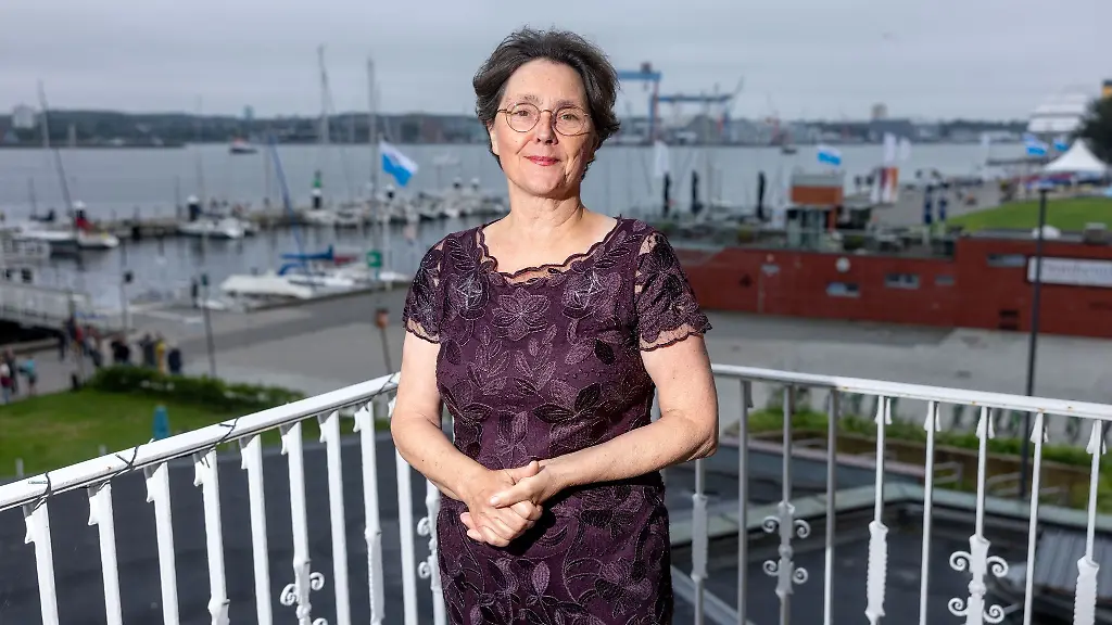 Monika-Heinold-steht-auf-dem-Balkon-ihres-Bueros-im-Ministerium-vor-dem-Panorama-der-Kieler-Foerde