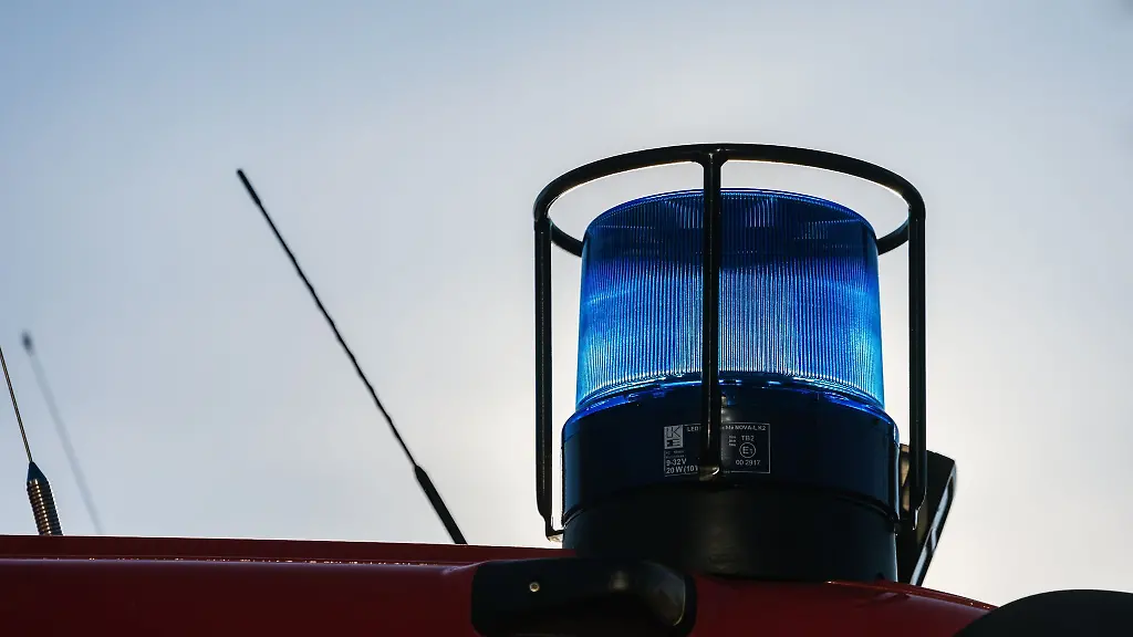 Ein-Blaulicht-auf-dem-Dach-eines-Einsatzfahrzeugs-der-Feuerwehr