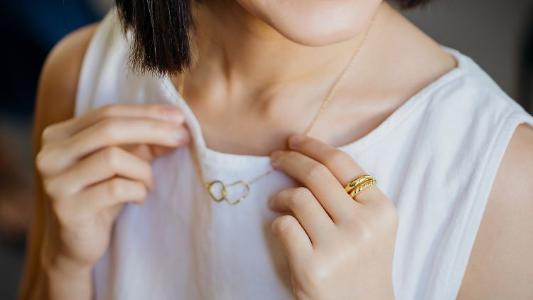 Diese Schmuck-Trends 2024 setzten elegante Hingucker bei Frauen.