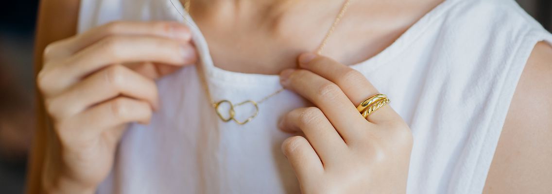 Diese Schmuck-Trends 2024 setzten elegante Hingucker bei Frauen.