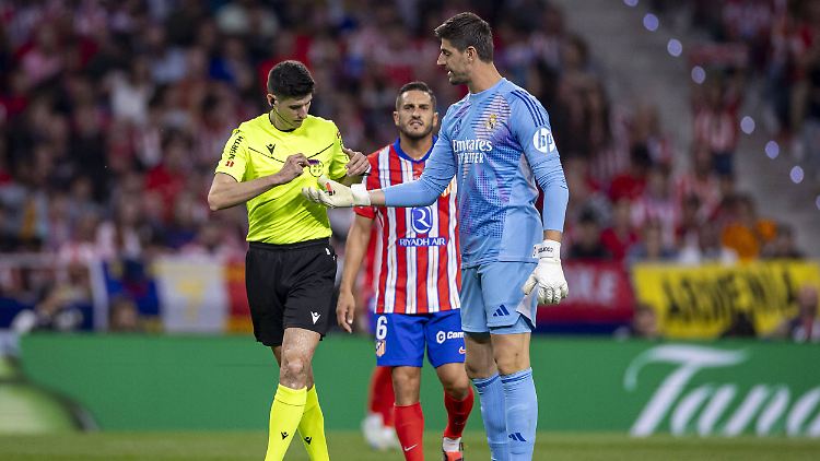 Feuerzeuge und allerlei Zeug flogen auf das Tor von Real-Keeper Courtois.