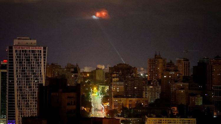 Während des russischen Luftangriffs auf Kiew ist eine Explosion am Himmel über der Hauptstadt zu sehen.