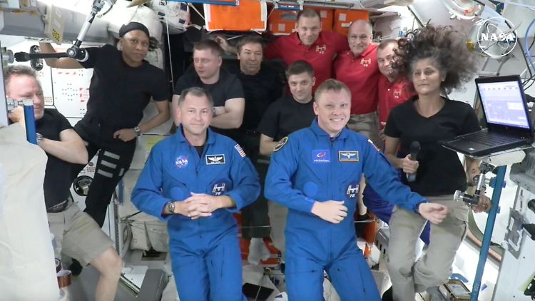 Butch Wilmore, ganz links, und Suni Williams, ganz rechts, begrüßen zwei neue Bewohner auf der ISS: Nick Hague, vorne links, und Alexander Gorbunov, vorne rechts, sind mit einer SpaceX-Rakete ins All geflogen.