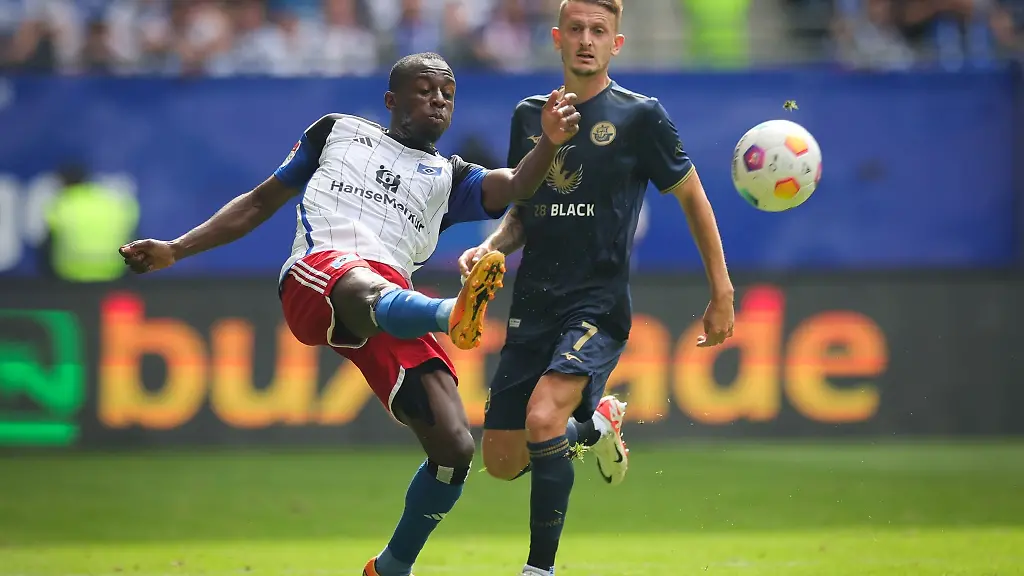 Hamburgs-Jean-Luc-Dompe-l-und-Rostocks-Nico-Neidhart-im-Kampf-um-den-Ball