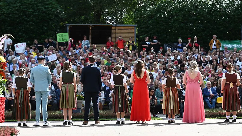 Die-fuenf-Bewerberinnen-und-Bewerber-stellen-sich-dem-Publikum