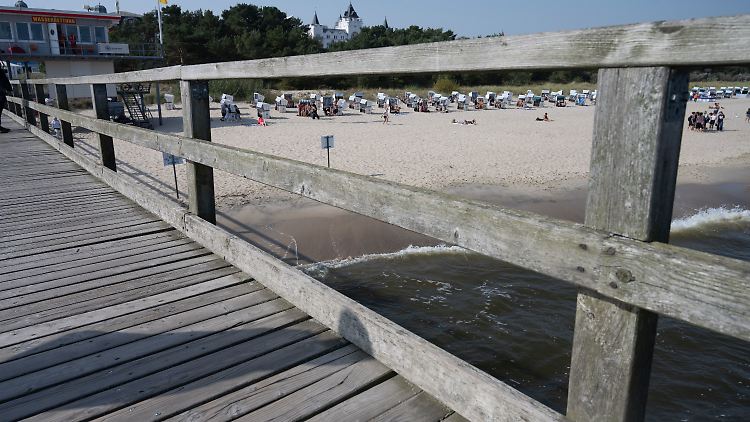 Die 1993 errichtete Seebrücke "Vineta" in Zinnowitz bietet Besuchern die Möglichkeit, auf dem Meer zu spazieren. 
