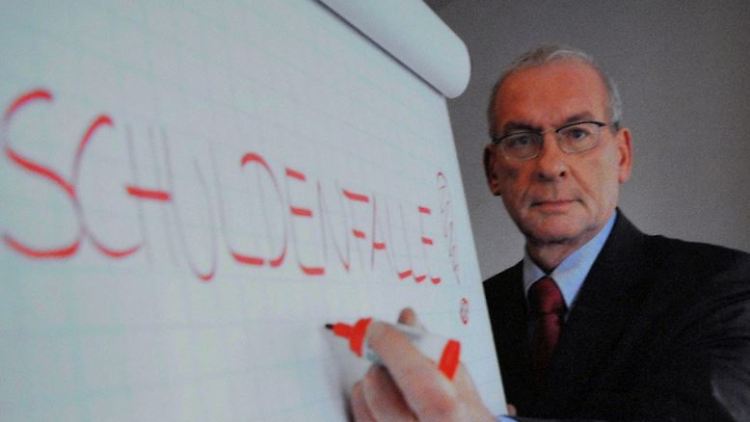 Ein großes Blatt Papier und einen dicken roten Filzstift - mehr brauchte Peter Zwegat oft nicht.