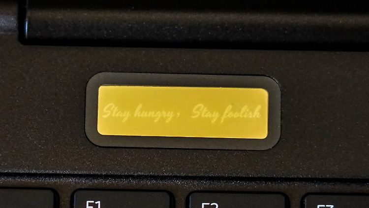 Etwas übertrieben: Auf einer goldenen Plakette über der Tastatur steht "Stay hungry, stay foolish", was Apple-Gründer Steve Jobs bei einer Rede vor Stanford-Absolventen sagte.