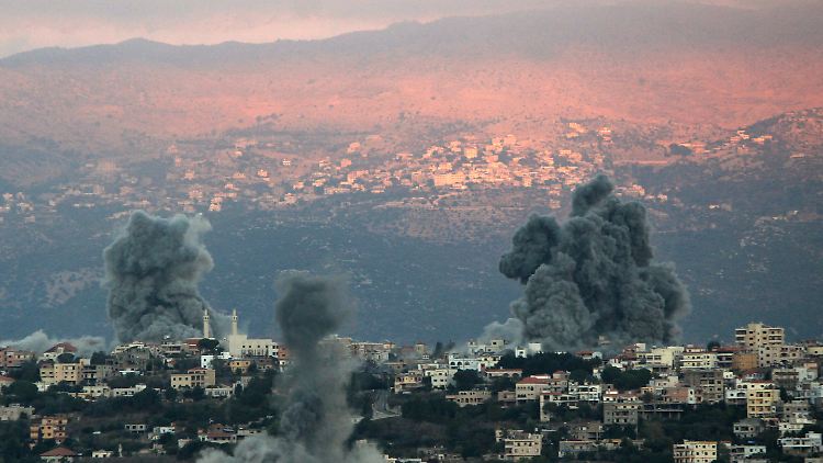 Rauchwolken steigen aus der südlibanesischen Grenzstadt Khiam auf. 