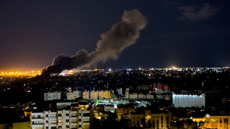Eine Rauchsäule über einem südlichen Vorort von Beirut