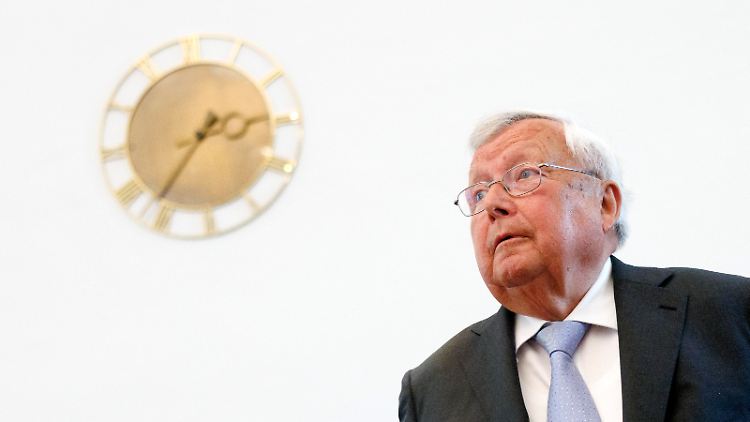 Der Prozess gegen Olearius war wegen Verhandlungsunfähigkeit des 82-Jährigen eingestellt worden. 
