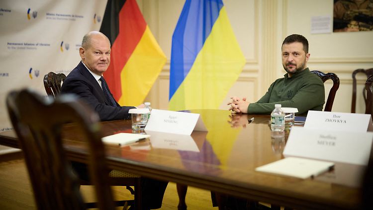 Bundeskanzler Scholz (l.) und der ukrainische Präsident Selenskyj bei einem bilateralen Treffen vor Beginn der 79. UN-Generaldebatte im September in New York. 
