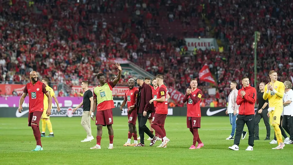 Das-Team-von-Kaiserslautern-feiert-den-Sieg-nach-dem-Spiel-mit-den-Fans