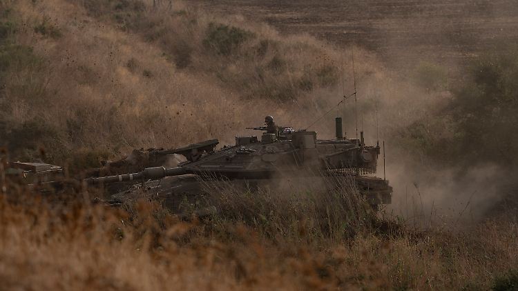 Israelische Panzer bewegen sich entlang der israelisch-libanesischen Grenze. 