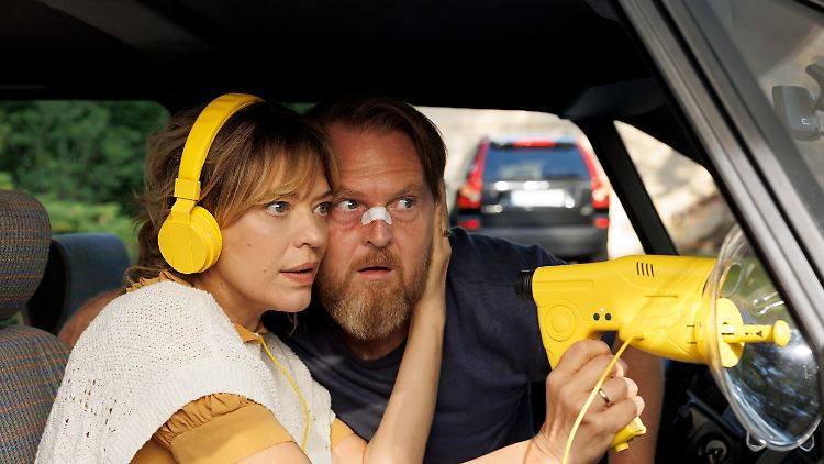 Carlotta (Heike Makatsch) und Dedo (Axel Stein) hören mit.